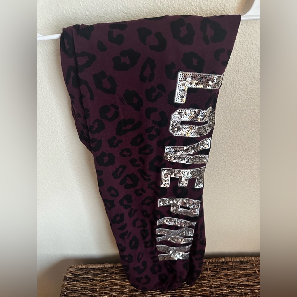 NWOT limited edition. Victoria’s Secret PINK leopard & sequin joggers. Size lg.